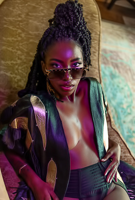 Glamour Black Babe Sarissle